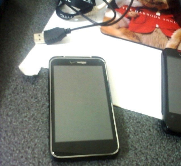 Altro smartphone HTC Android (Verizon) catturato in foto