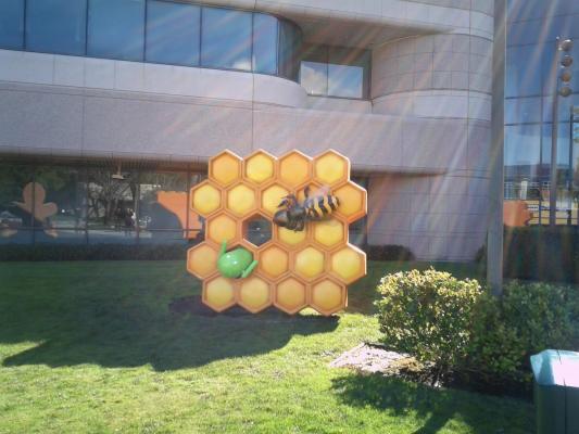 La statua di Honeycomb arriva al quartier generale di Google