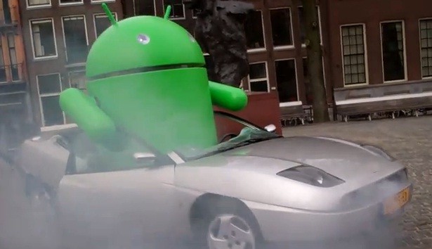 Un'auto distrutta da un.. Android gigante! (video)