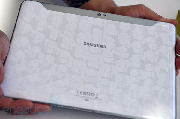 Samsung Galaxy Tab 10.1 Limited Edition (white) in video