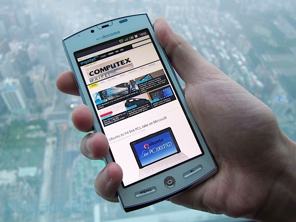 Aquos SH-12C, lo smartphone 3D di Sharp in un video hands-on