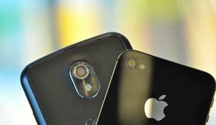 Samsung Galaxy Nexus vs Apple iPhone 4S (Video)