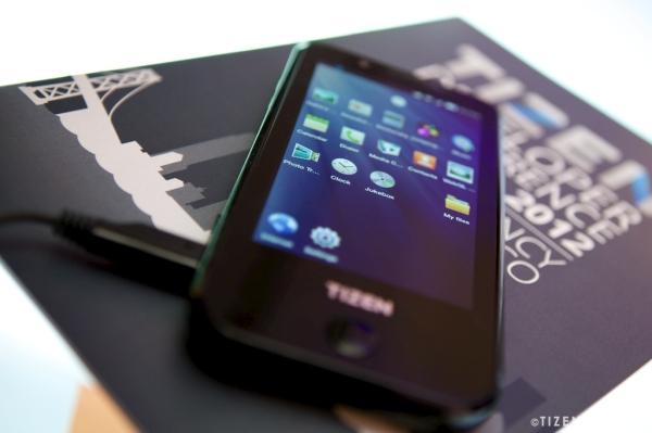 Il prototipo di Tizen-phone di samsung monterebbe un Super AMOLED Plus HD