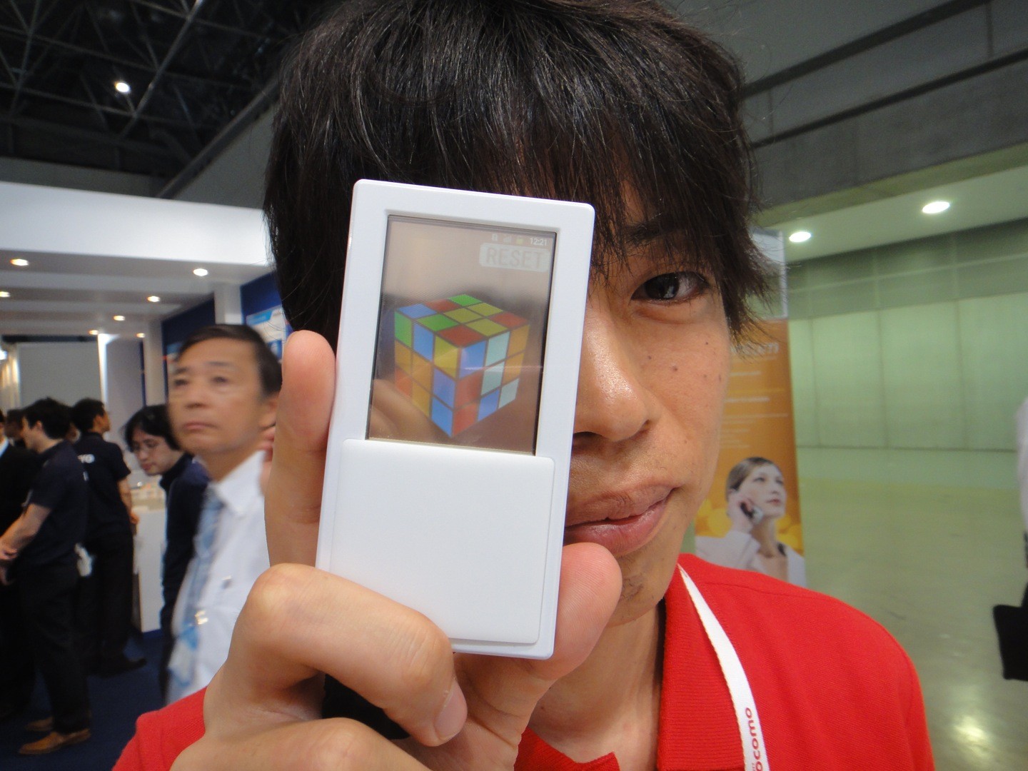Dal Giappone ecco uno smartphone Android con doppio display trasparente [VIDEO]