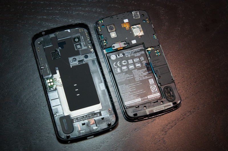 LG Nexus 4: batteria facilmente removibile, ma non per tutti