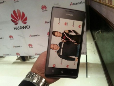 Fotografato uno smartphone Huawei con display da 8.5 pollici