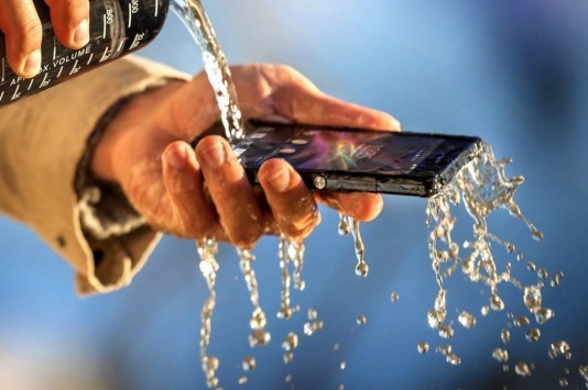 Sony Xperia Z: duro test anche nel water