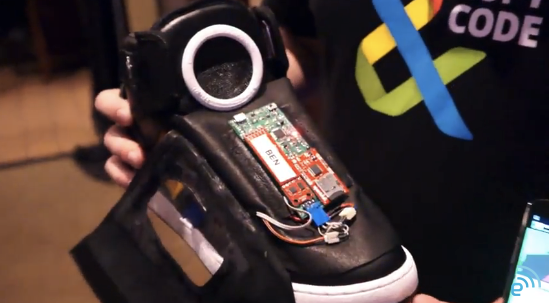 Google presenta Talking Shoe, la scarpa parlante in stile supercar!