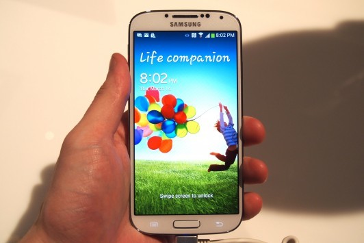 Samsung Galaxy S IV: nuovi stress test di resistenza all'acqua, ai graffi e agli urti