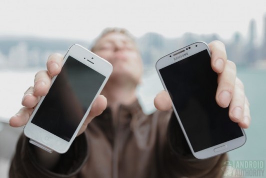 Samsung Galaxy S IV vs iPhone 5: ecco il drop test