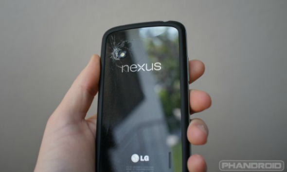 Nexus 4: disponibile video tutorial per sostituire la cover della batteria