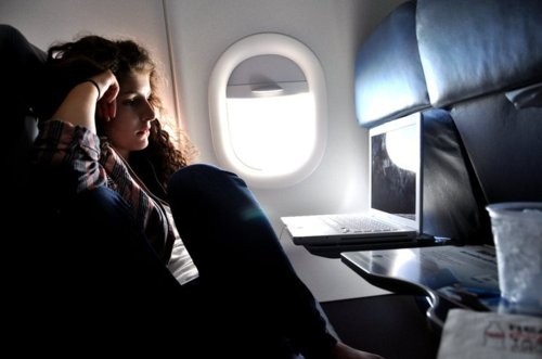 Una ricerca mostra che il 30% dei passeggeri non spegne smartphone e tablet durante il volo