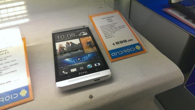 HTC One: da oggi disponibile in Italia, HTC pubblica immagini che testimoniano l'arrivo nei negozi