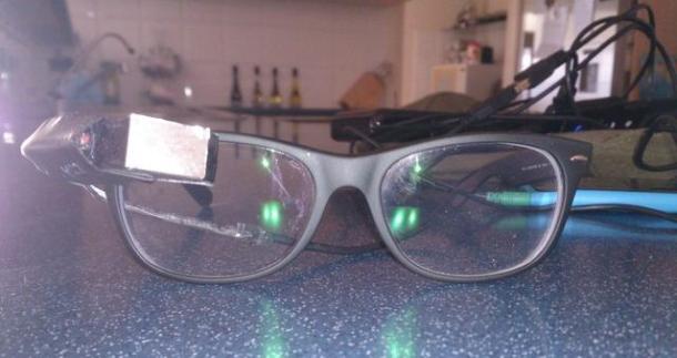 Un utente realizza occhiali tecnologici simili ai Google Glass