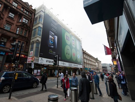 HTC intensifica la campagna marketing dell'HTC One con grandi cartelloni nelle principali città