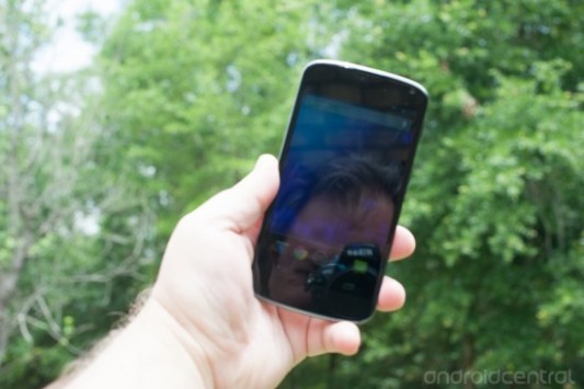 Nexus 4 Bianco: problemi nelle spedizioni inducono a pensare ad un ritiro dal mercato