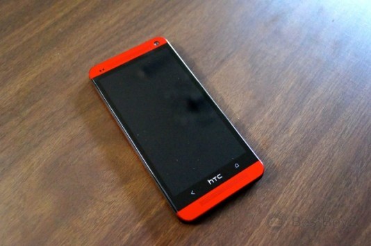 HTC One Glamour Red: ecco le prime immagini ed un video hands-on