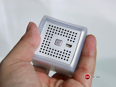 Smart Beam, dalla Corea il mini-proiettore portatile da smartphone