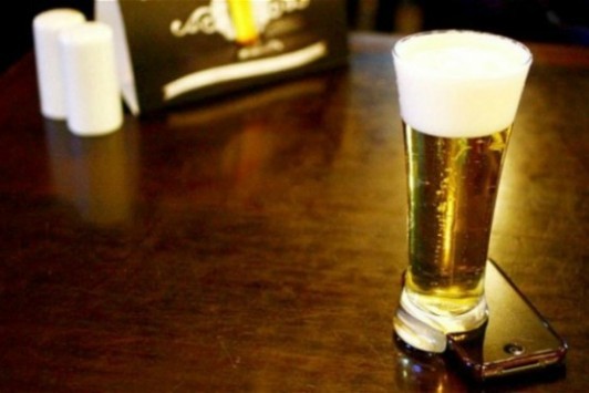 The Offline Glass, in Brasile arriva il bicchiere da birra per staccarsi dallo smartphone