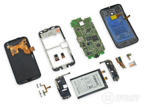 Motorola Moto X: ecco il primo teardown e nuove informazioni sulle back cover in legno
