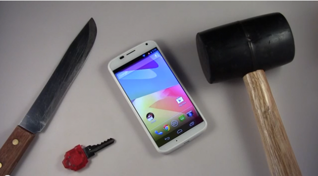 Motorola Moto X: ecco uno stress test con chiavi, martello e coltello