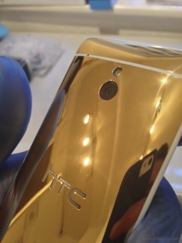 HTC One mini si mostra in alcune foto con una brillante scocca dorata