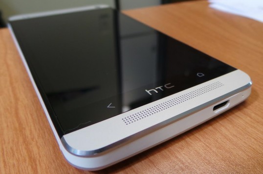 HTC One Max: slot microSD, batteria removibile e processore Snapdragon 800