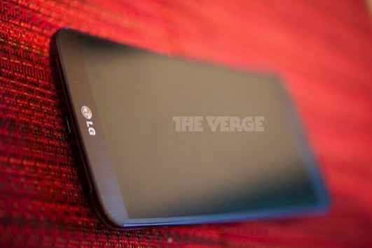 L'LG G Flex si mostra in nuove foto, posto a confronto con un Galaxy S4