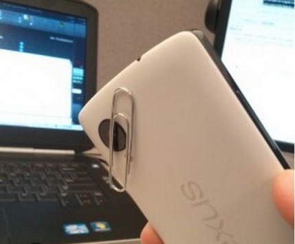 LG Nexus 5: l'anello intorno alla fotocamera posteriore è magnetico