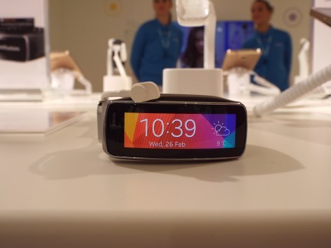 Samsung presenta Gear Fit al Mobile World Congress 2014