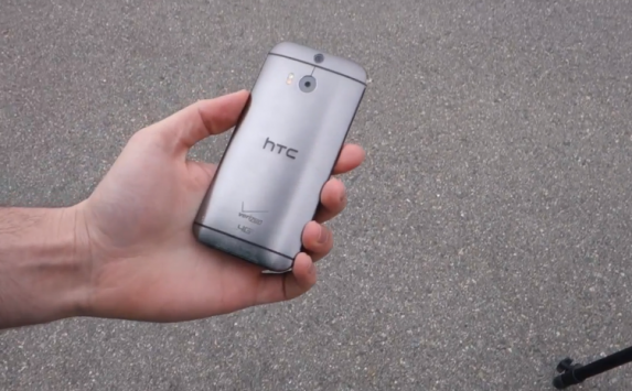 HTC One (M8): ecco i primi test di resistenza a urti e graffi