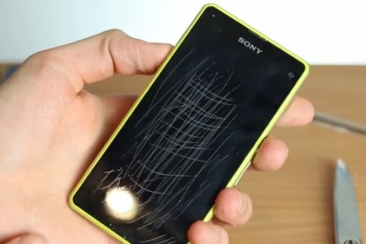 Sony Xperia Z1 Compact: ecco il video di un primo scratch test