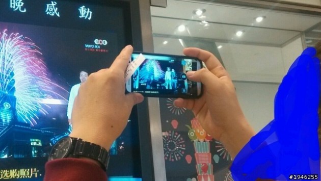 The All New HTC One (M8) immortalato mentre scatta una foto