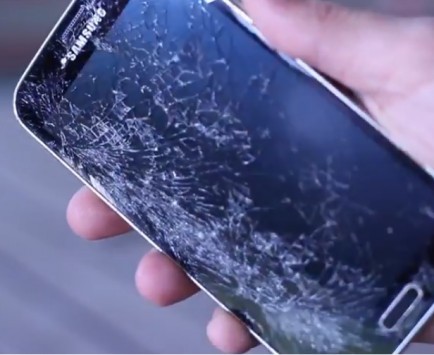 Samsung Galaxy S5 funzionante nonostante una caduta dal secondo piano