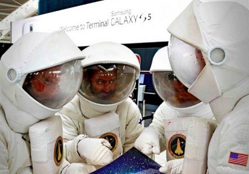 Microsoft risponde a Samsung: quattro astronauti al Terminal Galaxy S5