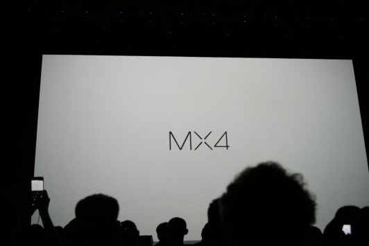 Meizu MX4 si mostra in foto con cover posteriore bianca lucida