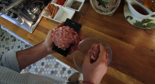 Sony Xperia Z3 finisce in un hamburger [VIDEO]