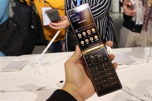 Samsung presenta W2015, smartphone a conchiglia di lusso con doppio display