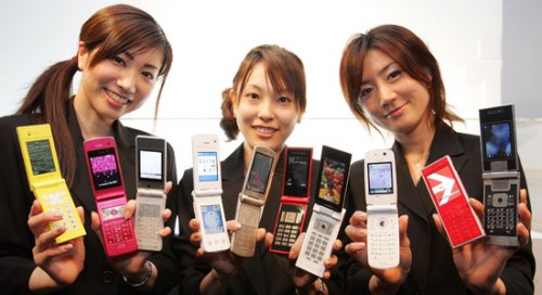 In Giappone tornano di moda i flip-phone, mentre calano ancora le vendite di smartphone