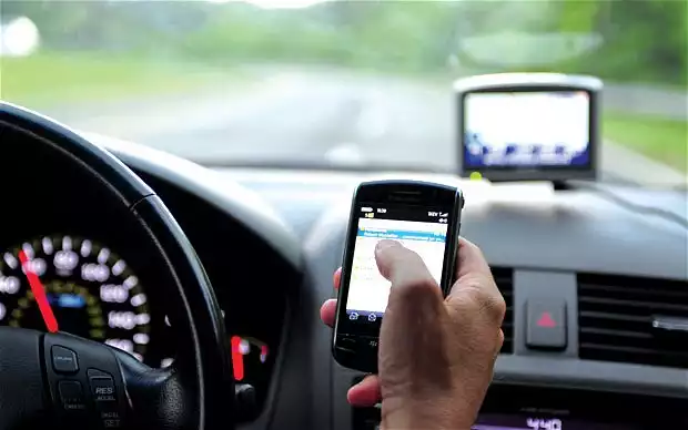 Singapore: usare lo smartphone alla guida può portare alla reclusione. E in Italia?