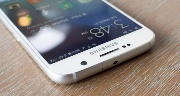 Samsung Galaxy S6, alcuni utenti riscontrano problemi con la fotocamera anteriore