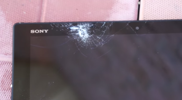 Sony Xperia Z4 Tablet resiste a graffi e cadute, non ai colpi di pistola