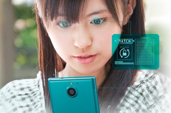 Fujitsu NX F-04G: il primo smartphone con scanner dell'iride è realtà
