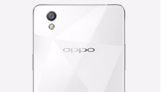 Oppo Mirror 5 e la sua particolare back cover si mostrano in foto
