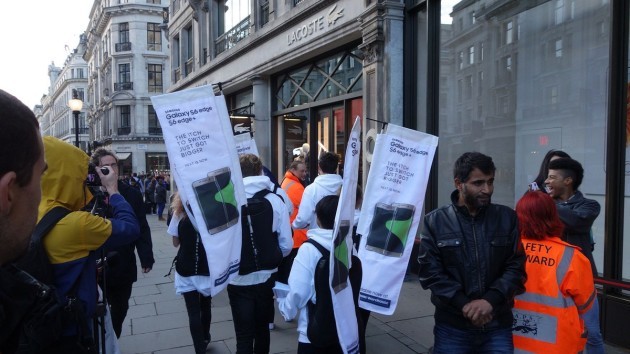 Samsung prende d'assalto l'Apple Store di Londra - FOTO