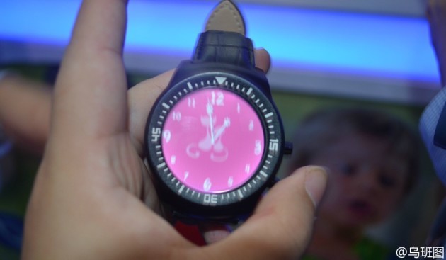 Meizu mostra uno smartwatch durante l’Electronic Fair di Hong Kong