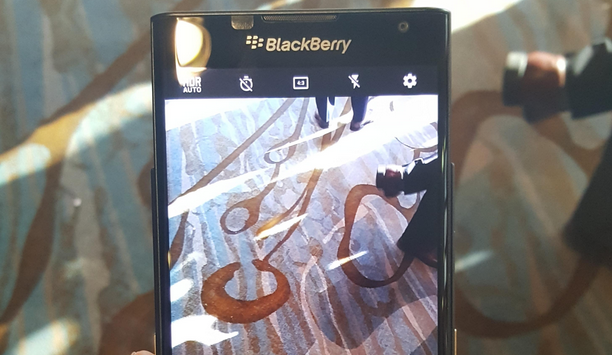 Blackberry Priv, eccolo in nuove foto live: più sottile di Galaxy Note 5?