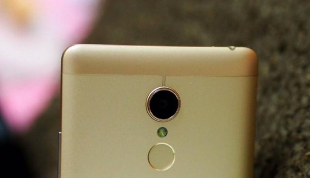 Xiaomi, prime immagini di un nuovo smartphone Redmi con corpo in metallo