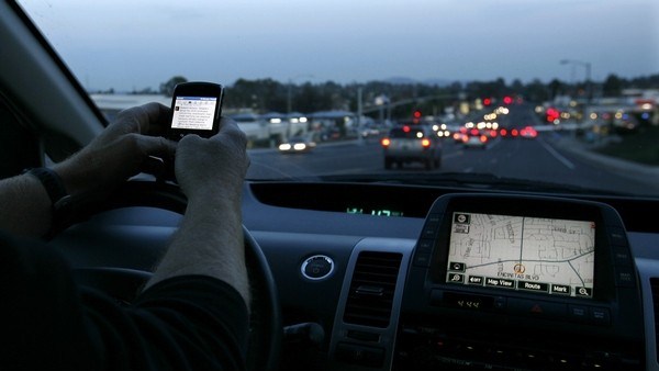 Gli smartphone distraggono sempre più guidatori e pedoni