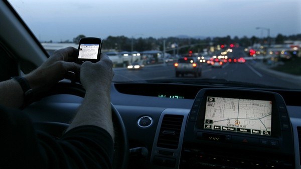 Smartphone: distraggono sempre più guidatori e pedoni